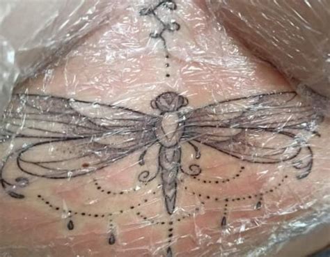 tatuaggio sotto il seno scritta|130 idee su Sottoseno Tattoo 